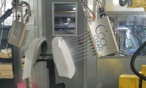 CO2 spray cleaning automotive plastic parts